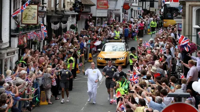 كرمت دورة الألعاب الأولمبية في لندن 2012 بلدة "ماتش وينلوك" من خلال جولة للشعلة الأولمبية عبر المدينة