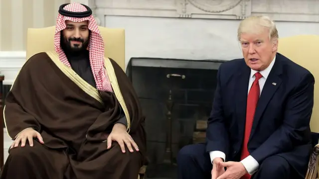 محمد بن سلمان وترامب أثناء زيارة بن سلمان للولايات المتحدة في مارس/آذارالعام الماضي