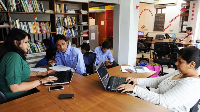 ઓફિસમાં કામ કરતા લોકો