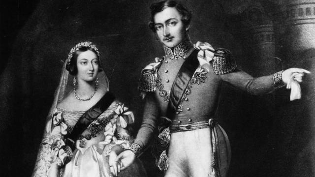 Rainha Vitória em seu vestido branco ao lado do príncipe Albert