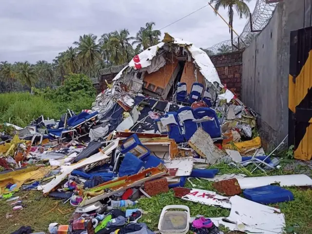விபத்துக்குள்ளான விமான பாகத்தில் நொறுங்கிக் கிடக்கும் பயணியர் இருக்கைகள்.