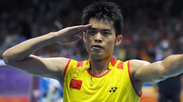 2008年北京奧運中國選手林丹擊敗馬來西亞選手李宗偉後向觀眾行軍禮(17/8/20085)