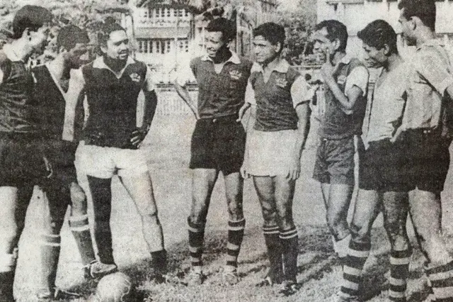 1962 के एशियाई खेलों में फुटबॉल में स्वर्ण पदक जीतने वाली भारतीय टीम के कुछ सदस्य