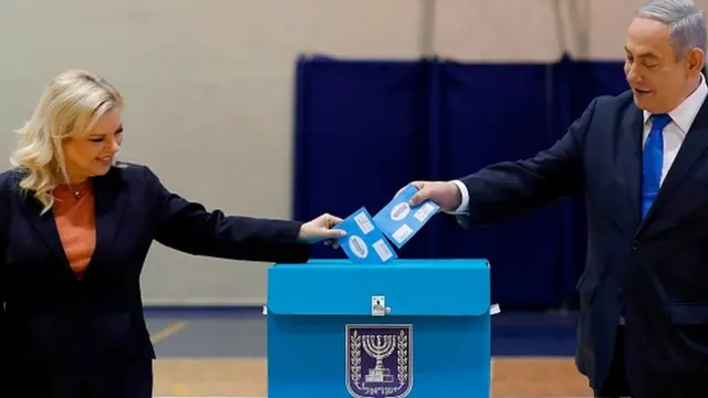 بنیامین نتانیاهو، نخست وزیر اسرائیل و همسرش در پای صندوق رای