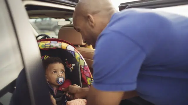 Padre con bebé en carro