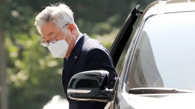 대법원 판결을 앞두고 이재명 경기도지사가 16일 오전 경기도 수원시 팔달구 경기도청으로 출근하고 있다