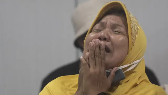 Seorang anggota keluarga menangis saat menunggu korban selamat kebakaran Depo Pertamina Plumpang di RSUD Koja, Jakarta, Sabtu (04/03). Sebanyak 17 orang meninggal dan puluhan luka-luka akibat peristiwa tersebut.
