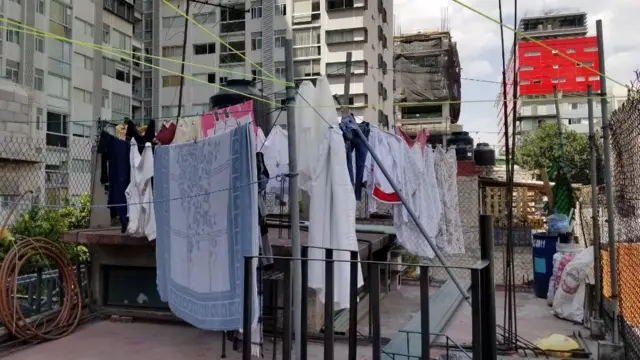Ropa tendida frente a una torre