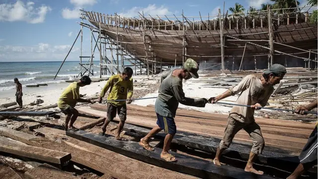 Para pria Suku Bugis menarik kayu untuk membangun kapal di Bulukumba, Sulawesi Selatan