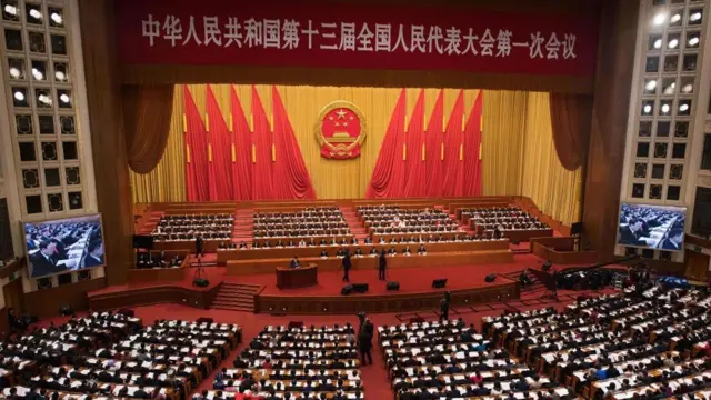 外国媒体记者就是否向官方提交问题意见不一