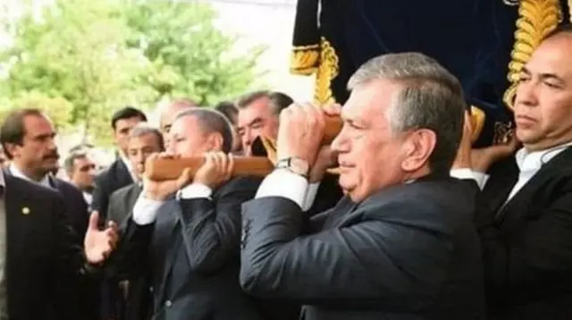 Мирзиёев марҳум Каримов тобутини кўтармоқда