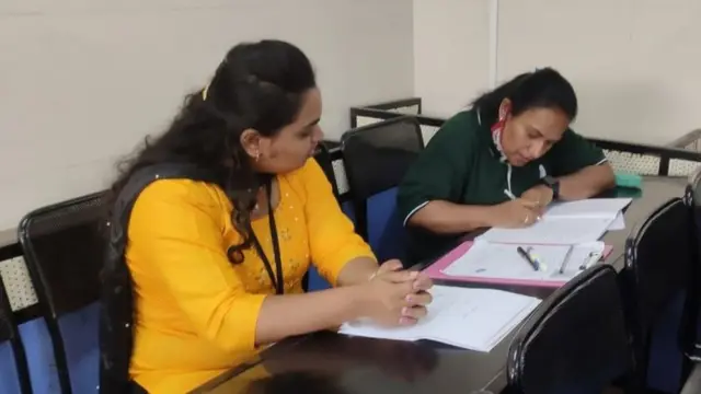 تشيد بوميكا فالميكي (يسار) ببوشبا لالتزامها ومهارات الاستماع والصبر