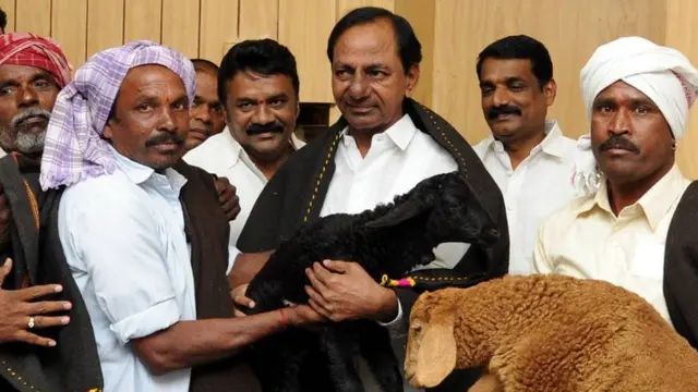 గొర్రెల పంపిణీ పథకాన్ని ప్రారంభిస్తున్న కేసీఆర్