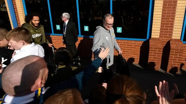 ماجرای وادار کردن بازیکنان به جمع‌آوری آشغال‎های کنار زمین، به یکی از خبرهای داغ مربوط به بیلسا تبدیل شد