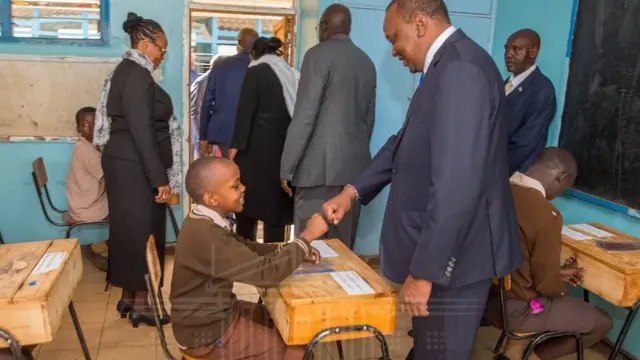 Pirezidanti Uhuruun barattota qormaata fudhatan yeroo daawwatu