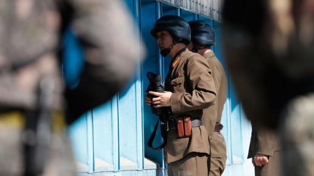 Militares norcoreanos miran hacia la frontera con el Sur en la Zona Desmilitarizada que divide a las dos Coreas.