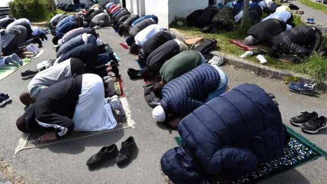 Молитва в исламском центре в Ренне на западе Франции