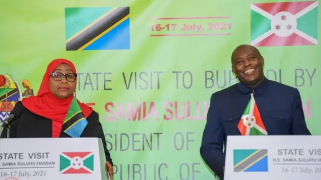 Prezida wa Tanzania Samia Suluhu Hassan (i bubamfu) na Prezida Evariste Ndayishimiye w'u Burundi (i buryo)