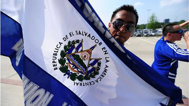 Hombre con la bandera de El Salvador