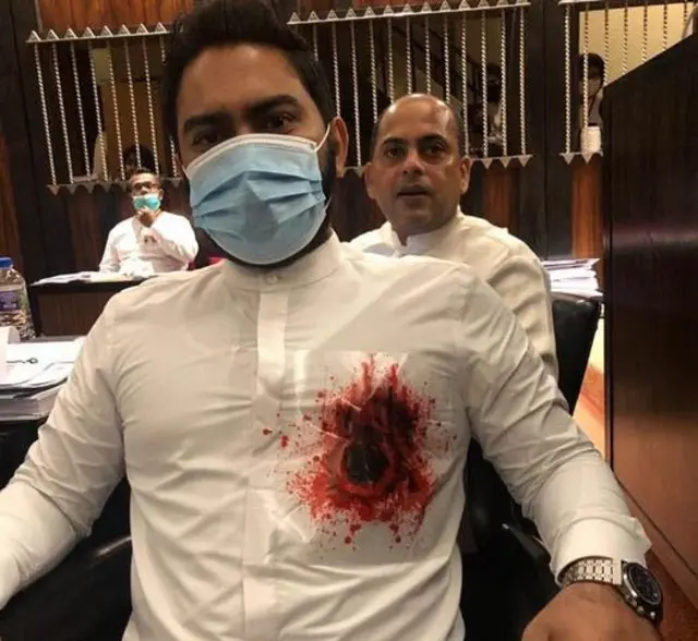 இலங்கை: சர்ச்சைக்குரிய அரசியலமைப்புத் திருத்தம் நாடாளுமுன்றில் நிறைவேறியது; எதிரணியினரும் ஆதரவு