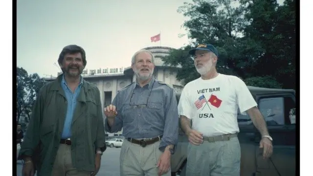 Dick Swanson và đồng nghiệp thăm Hà Nội