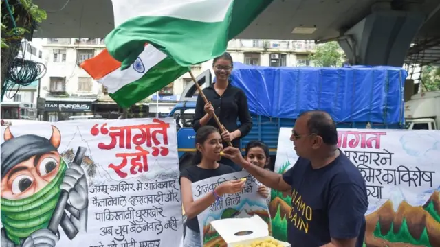 Simpatizantes del BJP celebran la derogación del artículo 370