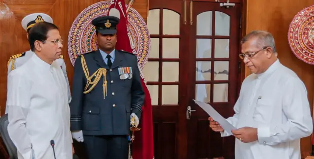 රංජිත් මද්දුම බණ්ඩාර නීතිය හා සාමය පිළිබඳ අමාත්‍ය ධූරයේ දිවුරුම් දෙමින්