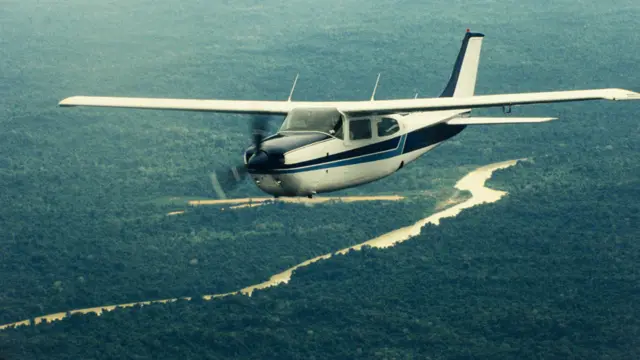 Una avioneta sobrevolando el Amazonas, pero no es un vuelo clandestino.