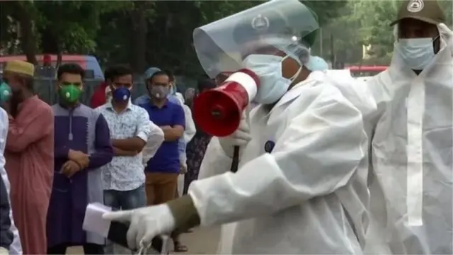 সংক্রমণ বাড়ার পেছনে মানুষের অসচেতনতাকে দায়ী করছেন বিশেষজ্ঞরা।