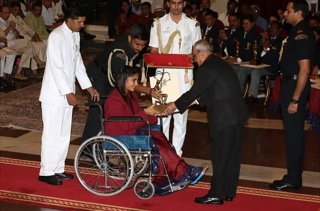 ह्वीलचेयर पर बैठकर अर्जुन पुरस्कार लेती विनेश फोगाट