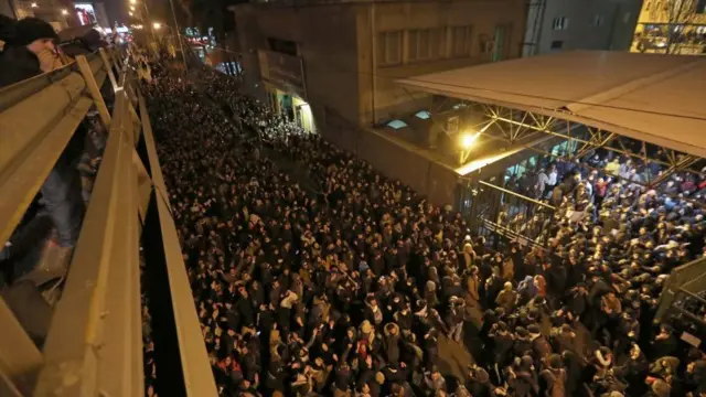 இரானிய அரசுக்கு எதிராக போராட்டத்தில் குதித்த மக்கள்