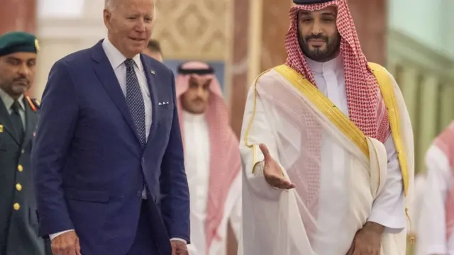 بايدن (يمين) ومحمد بن سلمان. أرشيف