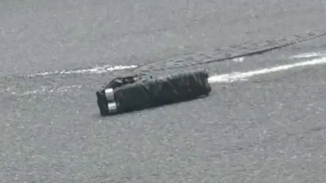 Un arma no identificada en el suelo cerca de la escena del crimen.
