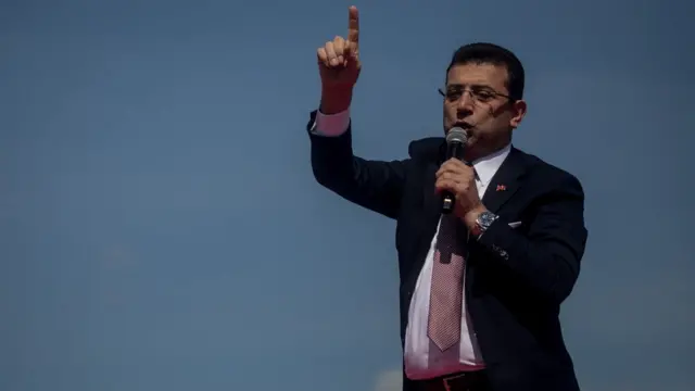 İmamoğlu, İBB'yi uzun süredir yöneten AKP'ye yönelttiği israf suçlamasına Sayıştay raporlarını kaynak olarak gösteriyor