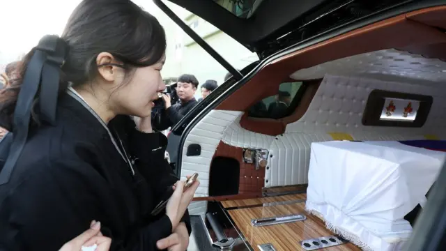 故윤창호씨 영결식이 끝난 후 시신이 운구차량으로 옮겨지자 오열하는 민진 양