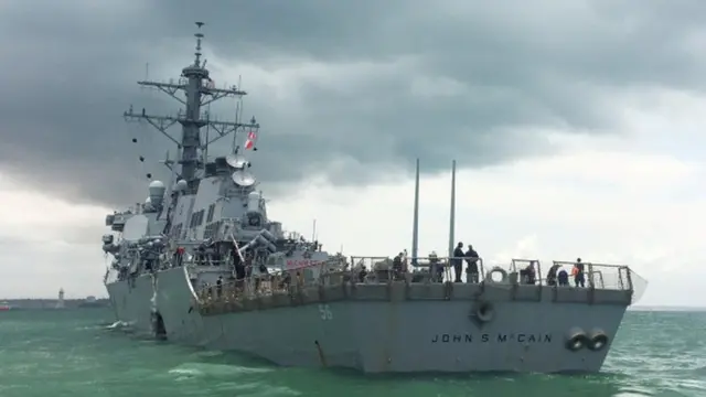 米駆逐艦、タンカーと衝突、乗員10人不明 シンガポール沖 - BBC