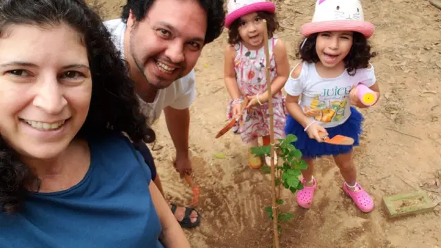 Mariana com a família na chácara em Mairinque