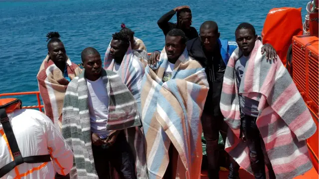 مهاجرون فوق قارب بعد إنقاذهم