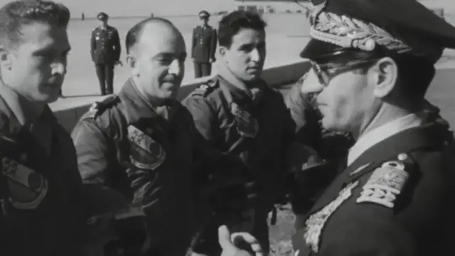 شاه و شماری از خلبانان ارتش ایران