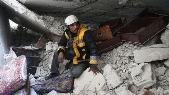 Спасатель из "Белых касок" Сами Салим на развалинах собственного дома в Гуте