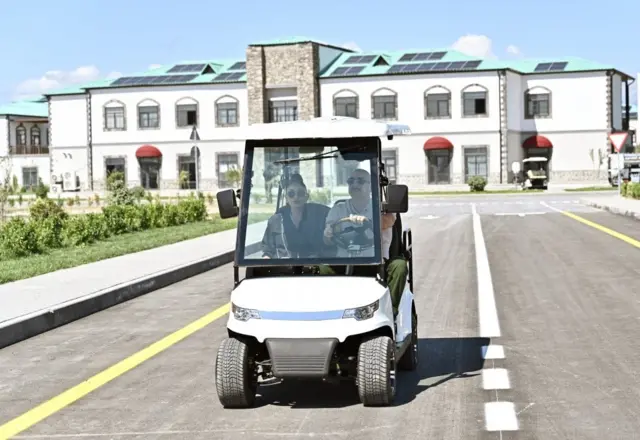 Президент Алиев рафиқаси билан Ағали қишлоғига ташриф буюрди