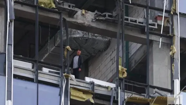 Лихачев проспектидаги кўп-қаватли бизнес марказнинг икки энг юқори қавати жиддий зарар кўрган.