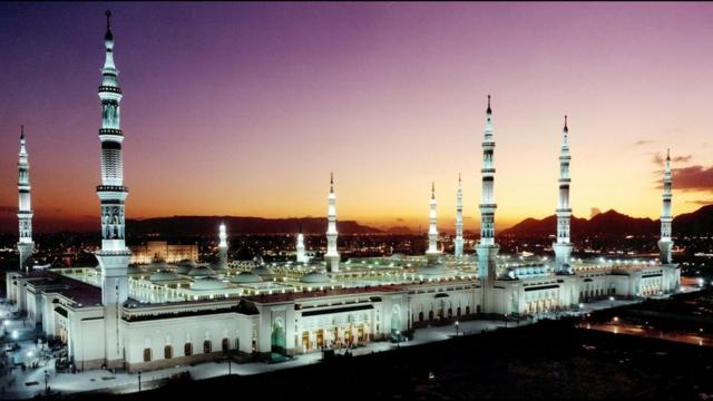 Masjid Nabawi saat matahari terbenam.