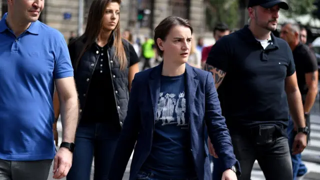 رئيسة وزراء صربيا آنا برنابيتش خلال مشاركتها في مسيرة المثليين