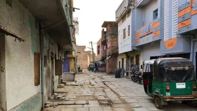 હાઈકોર્ટેમાં આ કેસની સુનાવણીના દિવસે ગોધરા રેલવે સ્ટેશનની નજીક આવેલા સિગ્નલ ફળિયામાં સન્નાટો હતો. ગોધરાકાંડમાં સજા પામેલા મોટાભાગના આરોપીઓ સિગ્નલ ફળિયામાં રહેતા હતા