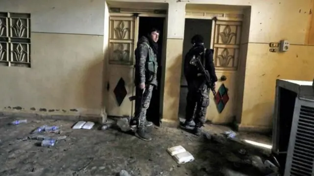 আইএসের একটি পরিত্যক্ত ঘাঁটিতে এসডিএফ যোদ্ধারা