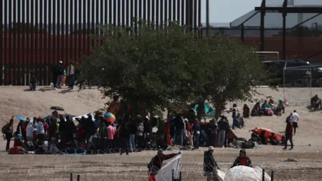 Migrantes cerca de la fromtera de EE.UU.