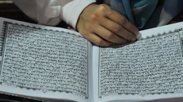 mwanamke anayesoma kitabu cha Korani