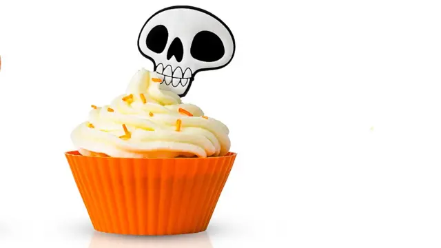 Un gâteau avec une tête de mort