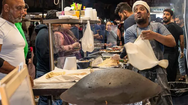 رستورانی در لاکمبا استرالیا، غذایی به نام رومالی روتی در یک نمایشگاه خیابانی برای یا افطار آماده می‌کند